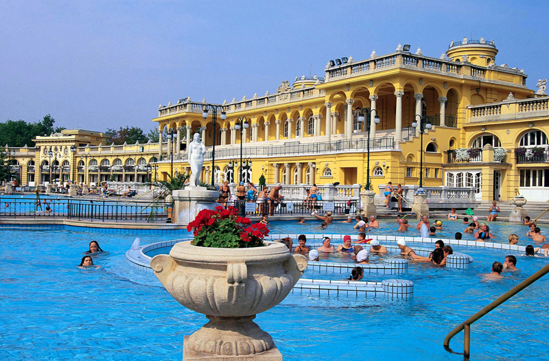 CARTES POSTALES DE VACANCES ... - Page 14 Turcsanyi-andrea-twinstravel-budapest-hungary-travel-thermal-bath