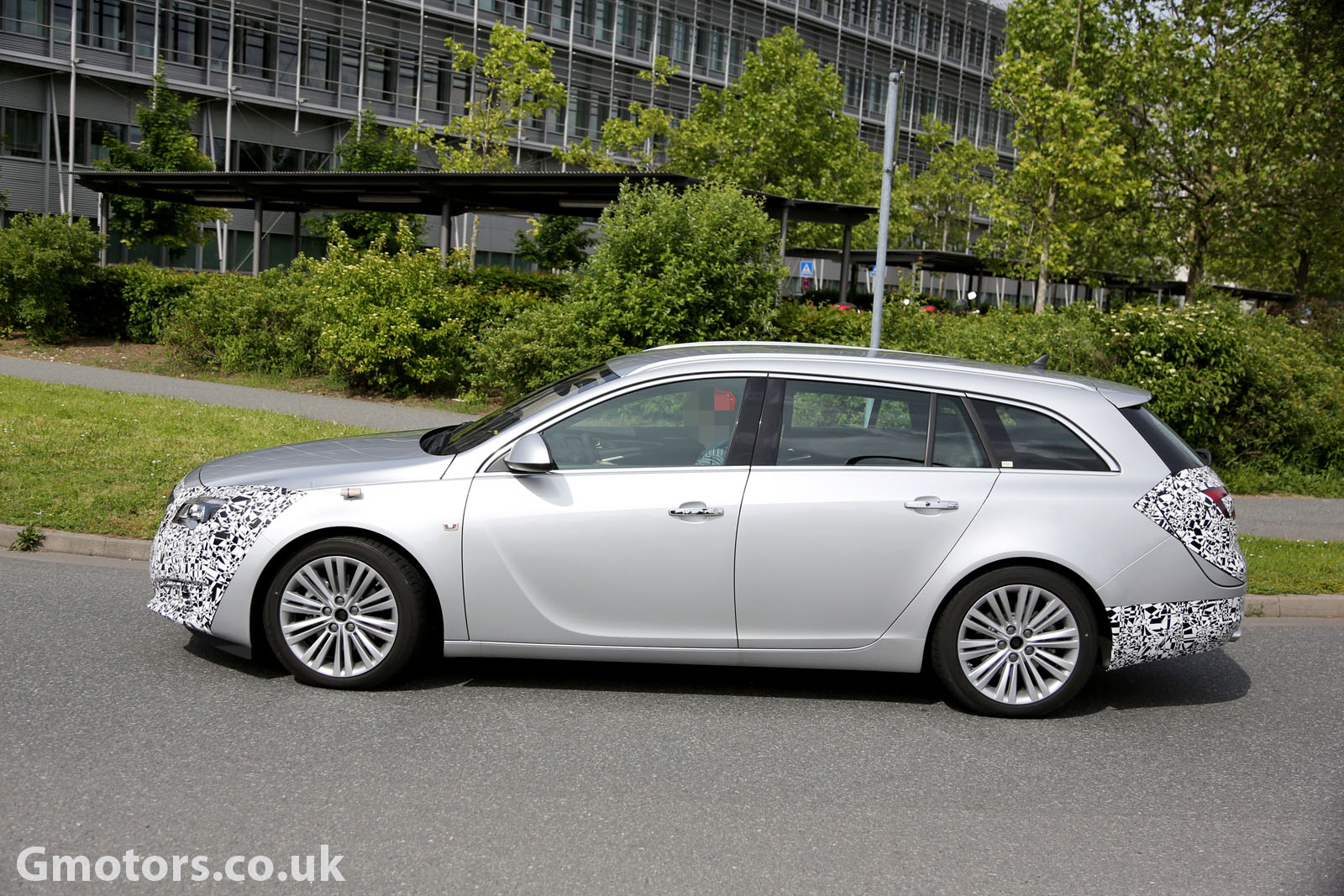 2013 - [Opel] Insignia Restylée - Page 8 Opel-Vauxhall-Insignia-Sports-Tourer-facelift-2