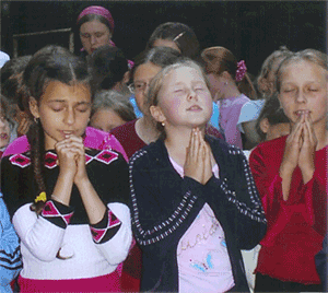   #OffTopic ~ 41 - Página 44 Praying-girls