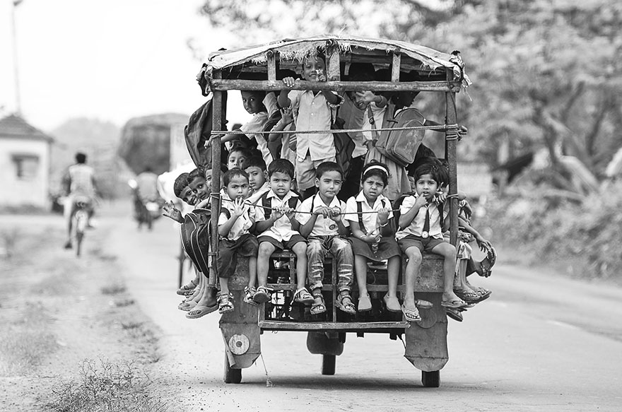 Od kuće do škole – od škole do kuće… - Page 2 Kids-Risking-Their-Lives-Going-To-School-Riding-a-Tuktuk-To-School-In-Beldanga-India