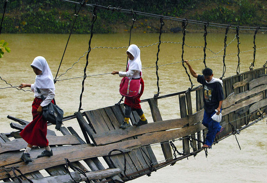 Od kuće do škole – od škole do kuće… - Page 2 Kids-Risking-Their-Lives-Going-To-School-Suspension-Bridge-Lebak-Indonesia-1