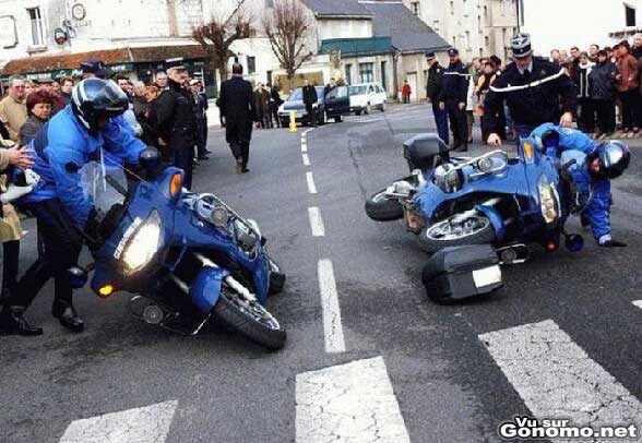 c' est bien connu , faut pas travailler le dimanche !!!! Accident-chute-moto-police-deux-motards-de-la-gendarmerie-nationale-sur-leurs-belles-motos-bleues-se-cassent-la-gueule