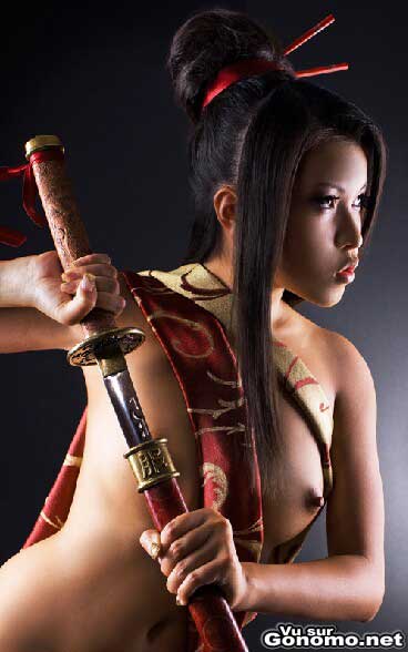 Bombe Sexy - Page 19 Une-guerriere-asiatique-seins-nus-avec-son-sabre