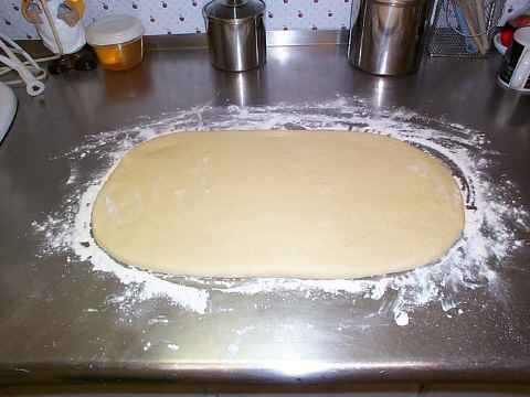 طريقة صنع الحلويات العصرية خطوة بخطوة بالصور 2011 Cinnroll2