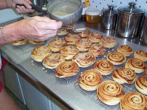 طريقة صنع الحلويات العصرية خطوة بخطوة بالصور 2011 Cinnroll21