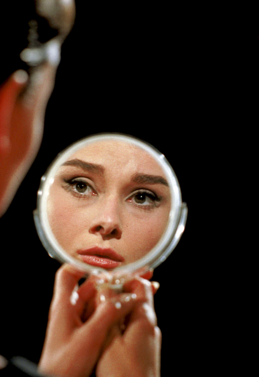 Prudenza Audrey-Hepburn-mirror-donna-allo-specchio