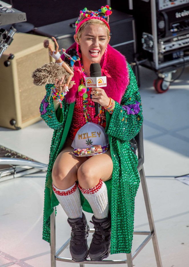 صور مايلي 2015 Miley Cyrus – Sunrise Morning TV at Opera House in Sydney (adds)  Miley-Cyrus---Preforms-Live-at-Sunrise-Morning-TV--09-662x934