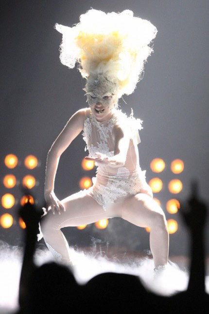 lady gaga cinsiyet hakkındaki tartışması Lady-Gaga-Brit-Awards-Sahne-Fotograflari-1-430x645-Sansurlu