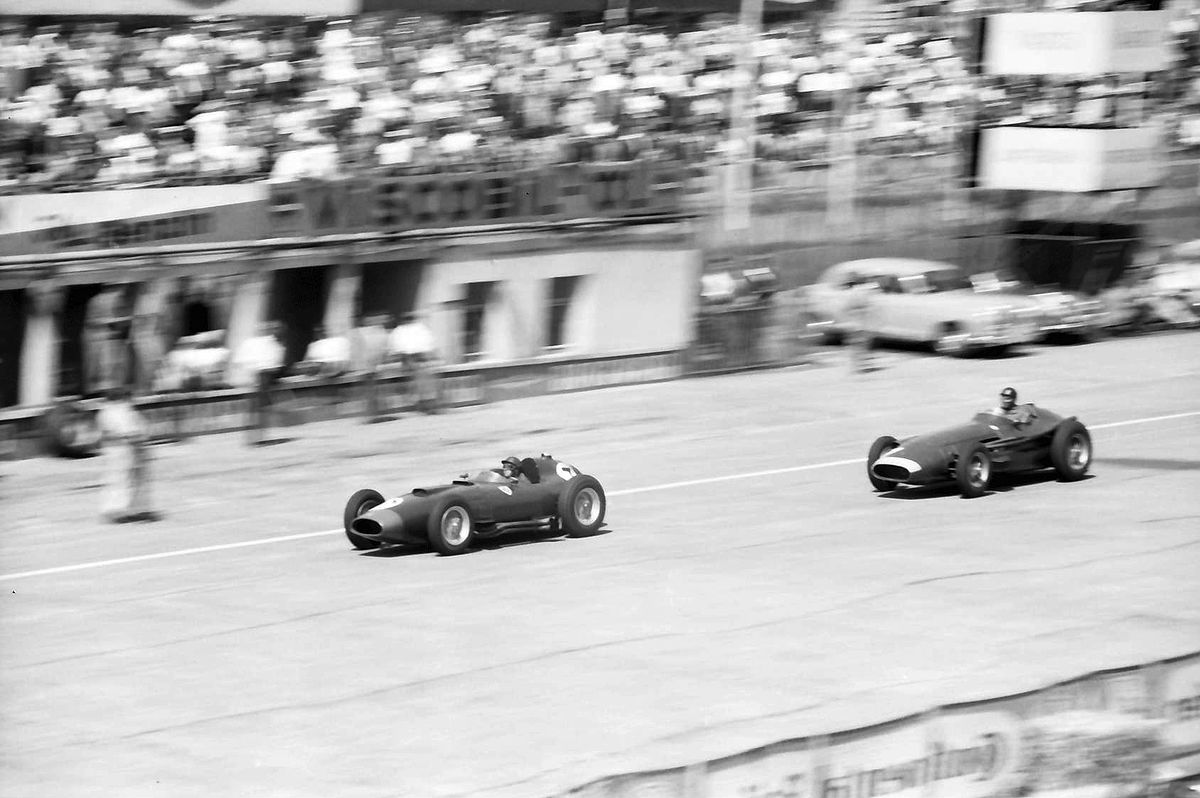 Crtice iz ivota vozaa Formule 1  1200px-Fangio_chases_Collins_Nurburgring_1957