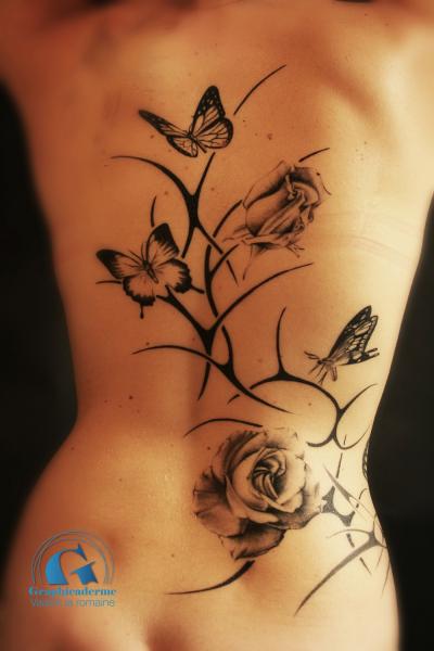 Sonner et endormit ! - Page 2 Graphicaderme_tattoo_dos_vaison_feminin_arabesque_papillons_roses