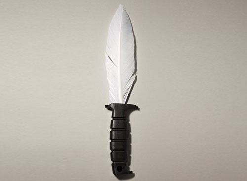 الفن السلمي.. اسلحه غير مؤذية مصنوعة من...؟ Harmless-weapons-feather-knife