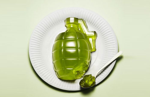 الفن السلمي.. اسلحه غير مؤذية مصنوعة من...؟ Harmless-weapons-jello-grenade