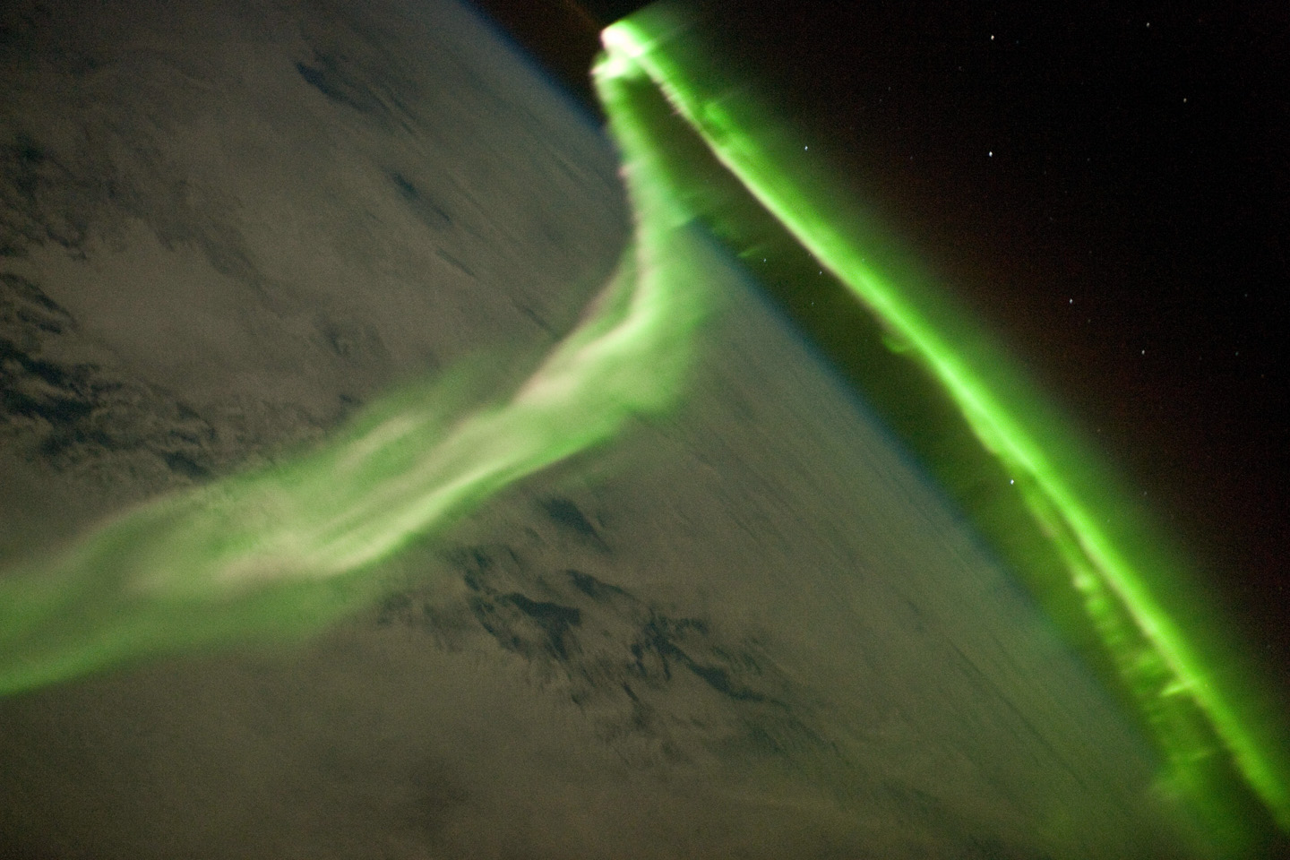 tempetes magnetiques Aurora-southernlights-taken-from-space-6-23-10