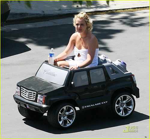 Britney Spears - Page 2 Britney-spears-low-rider-escalade