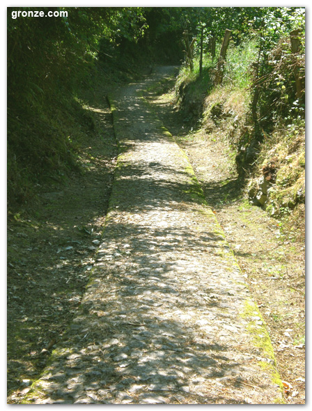 Camino hacia el pueblo Empedrat