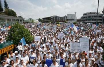 movilizacion popular en apoyo al presidente Manifestacion-justicia-guatemala-rosenberg