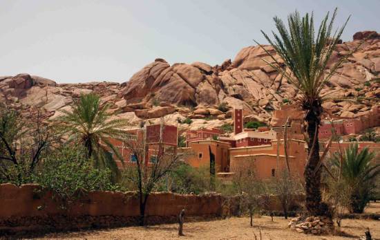 LIEN DU SAHARA Village-montagne-entre-tafraout-maroc-