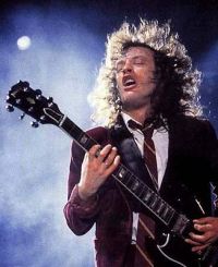 Artistes Préférés des Forumeux Angus_young