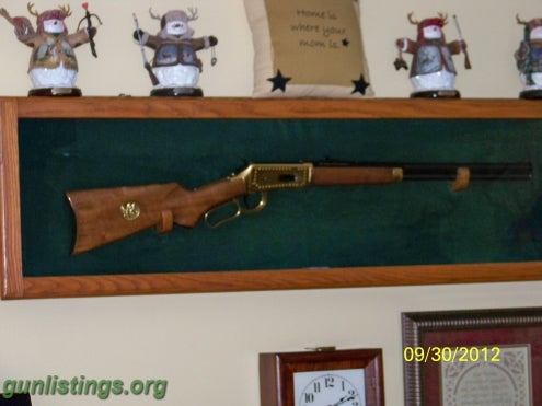 des jolis supports muraux pour un fusil...? 1_rifles_winchester_model_94_lone_star_commemorative_107111
