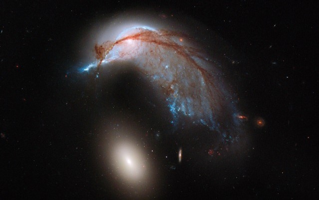 Un collier d’étoiles, formé par la fusion de deux galaxies, avec l’effet d’une lentille gravitationnelle Hubble-Arp-142_thumb1-e1372087322191