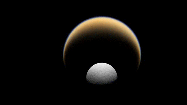 De nouvelles images de l’immense vortex polaire de Saturne Titan-Rhea_thumb