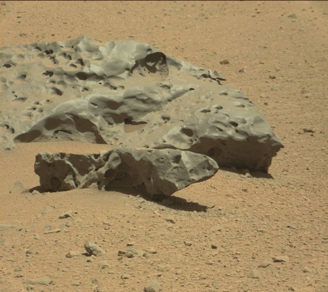 Sur Mars, le Curiosity a repéré un gros morceau de ferraille Curiosity-Mars-lebanon-b-Matscam_thumb