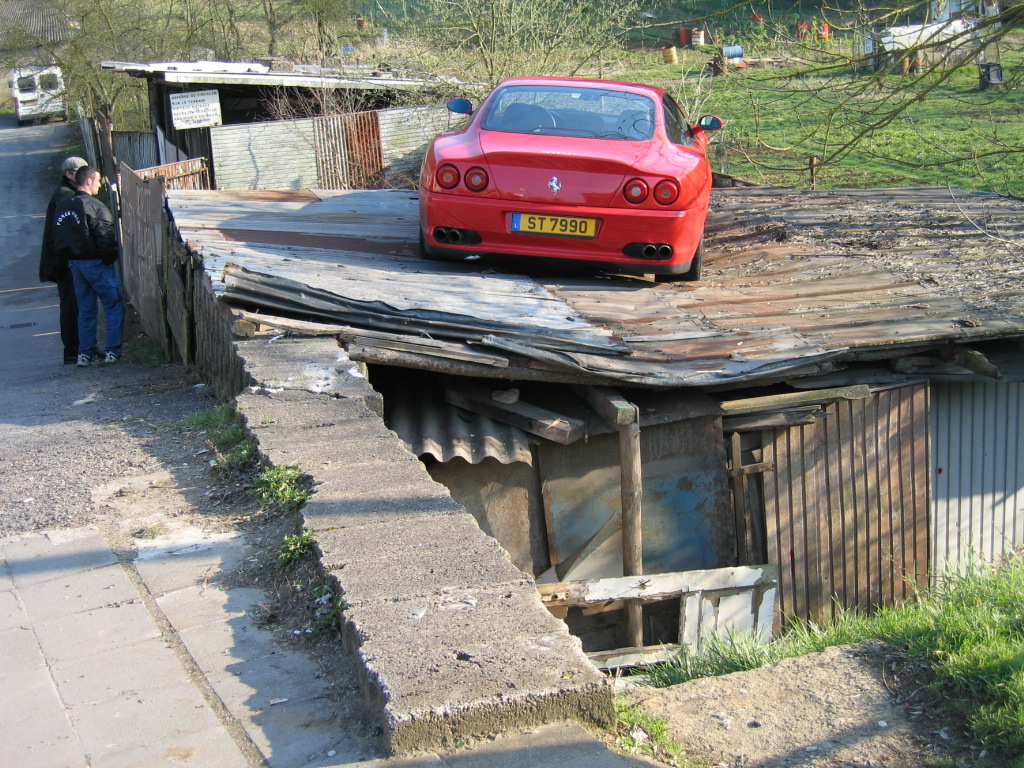 ضحكـ مع الصور  Ferrari-fail