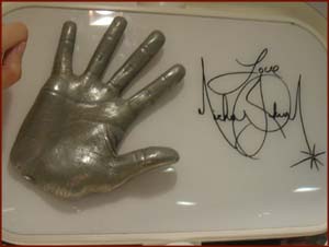 Le mani di Michael - Pagina 2 Michael-jackson-right-hand-cast-signature