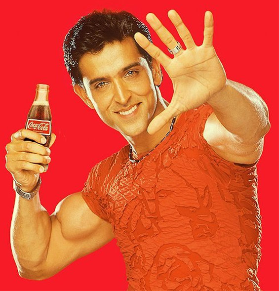 HRITHIK ROSHAN'S HANDS - About the double thumb of his right hand, now at Madame Tussauds! Hrithik-roshan-thumb-coca-cola