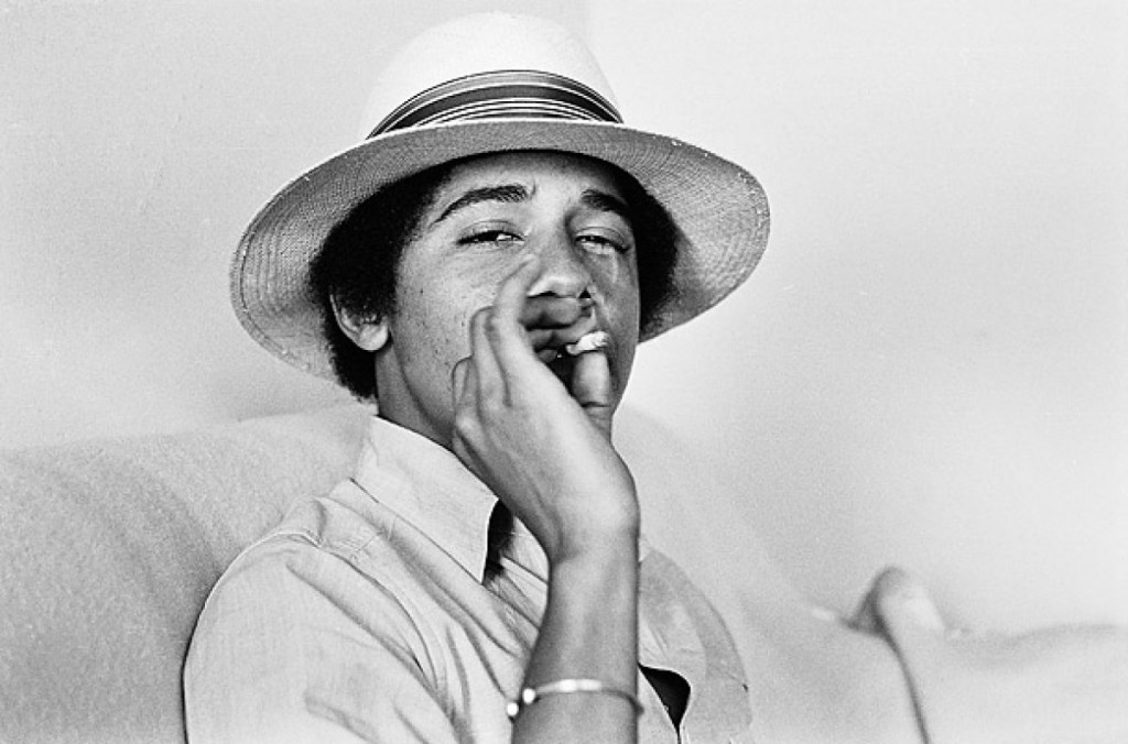 باراك أوباما أقلع عن التدخين خوفاً من زوجته Obama-smoking-weed