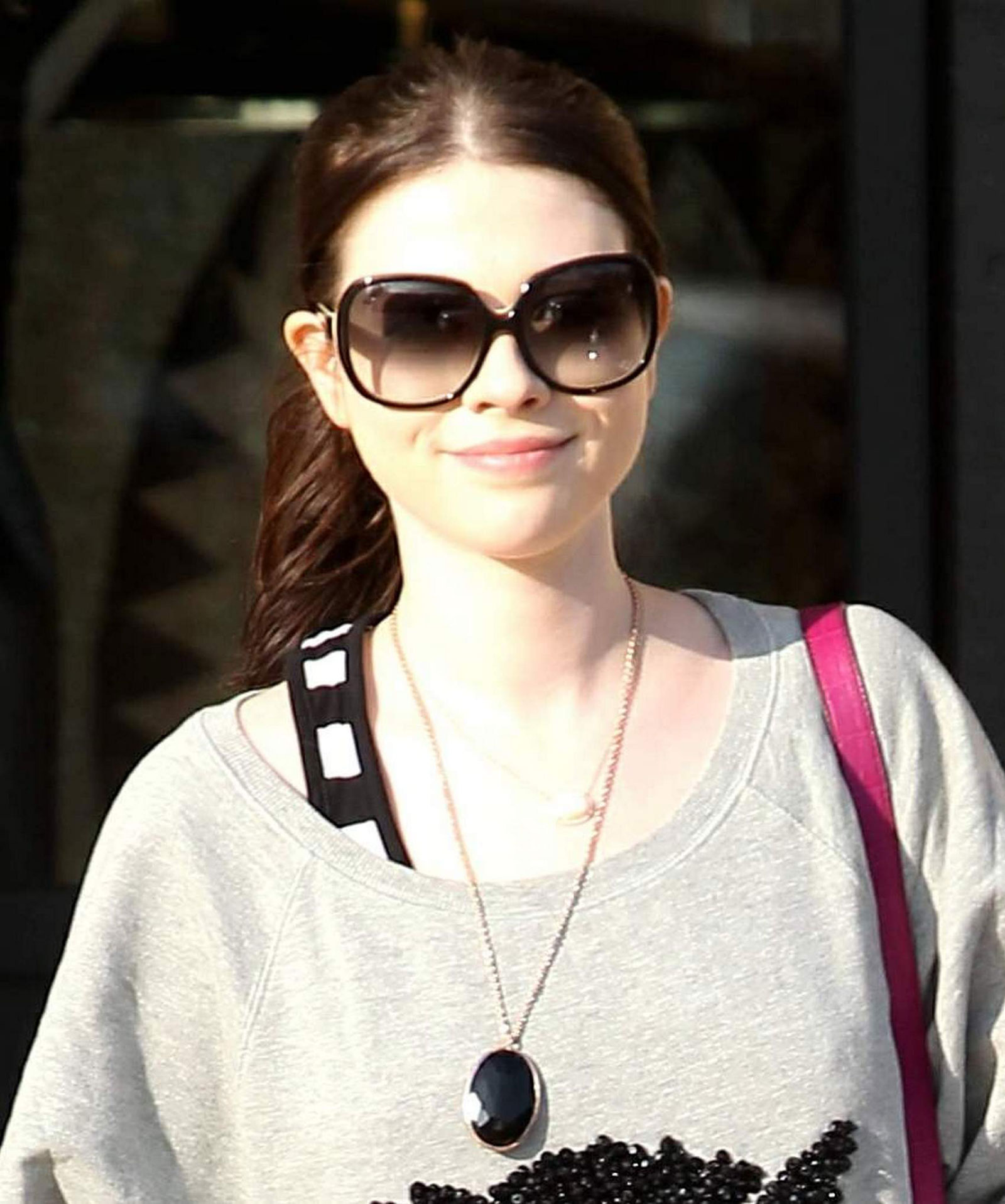 Mi ficha.... Michelle-Trachtenberg-Shopping-Candids-in-Beverly-Hills-10