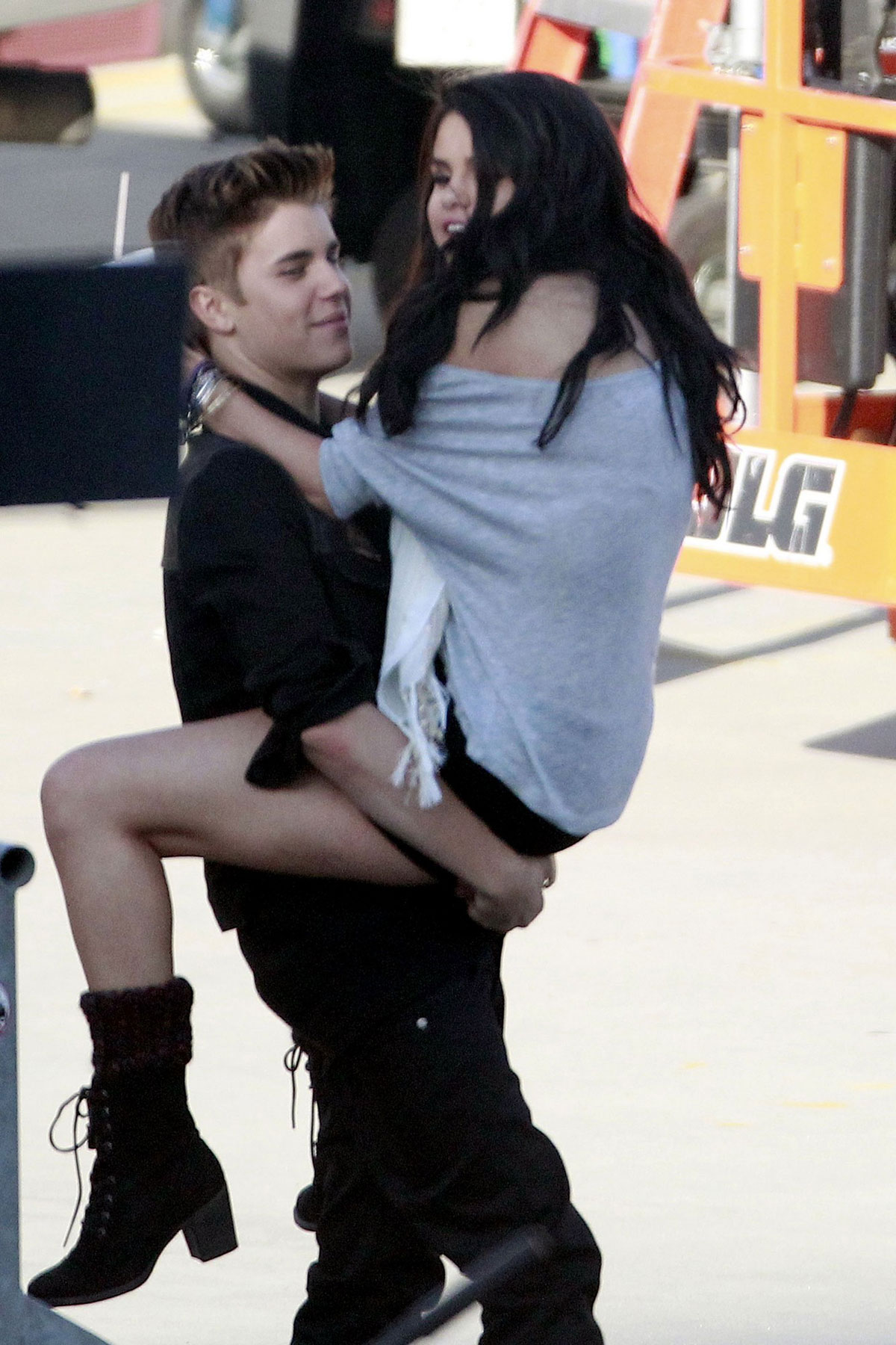  "Un mal paso y mi sueño" Justin Bieber  - Página 10 SELENA-GOMEZ-and-Justin-Bieber-on-the-Set-of-Boyfriend-Music-VIdeo-16