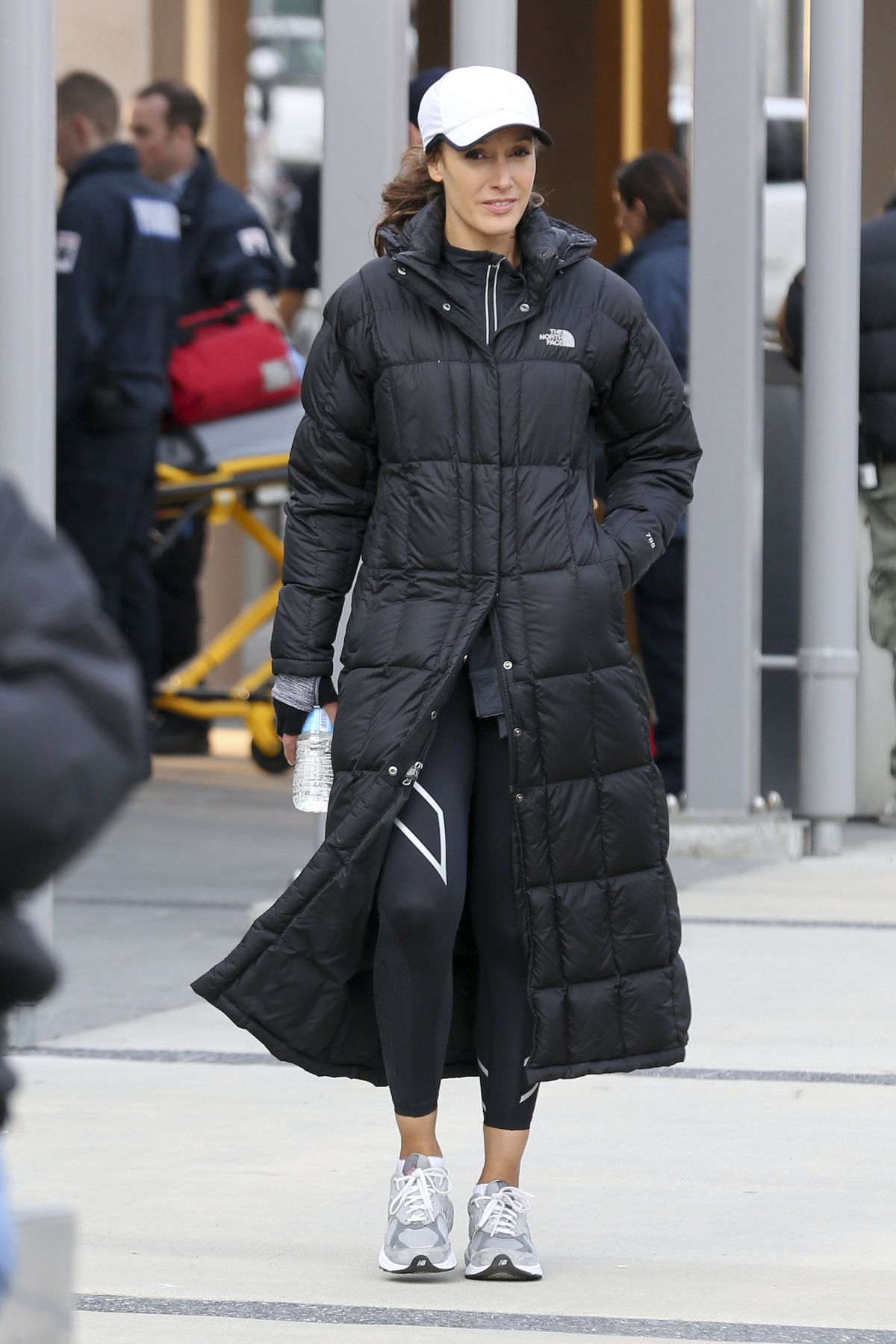 PROOF avec Jennifer Beals (juin 2015) Jennifer-beals-on-the-set-of-proof-in-vancouver_6