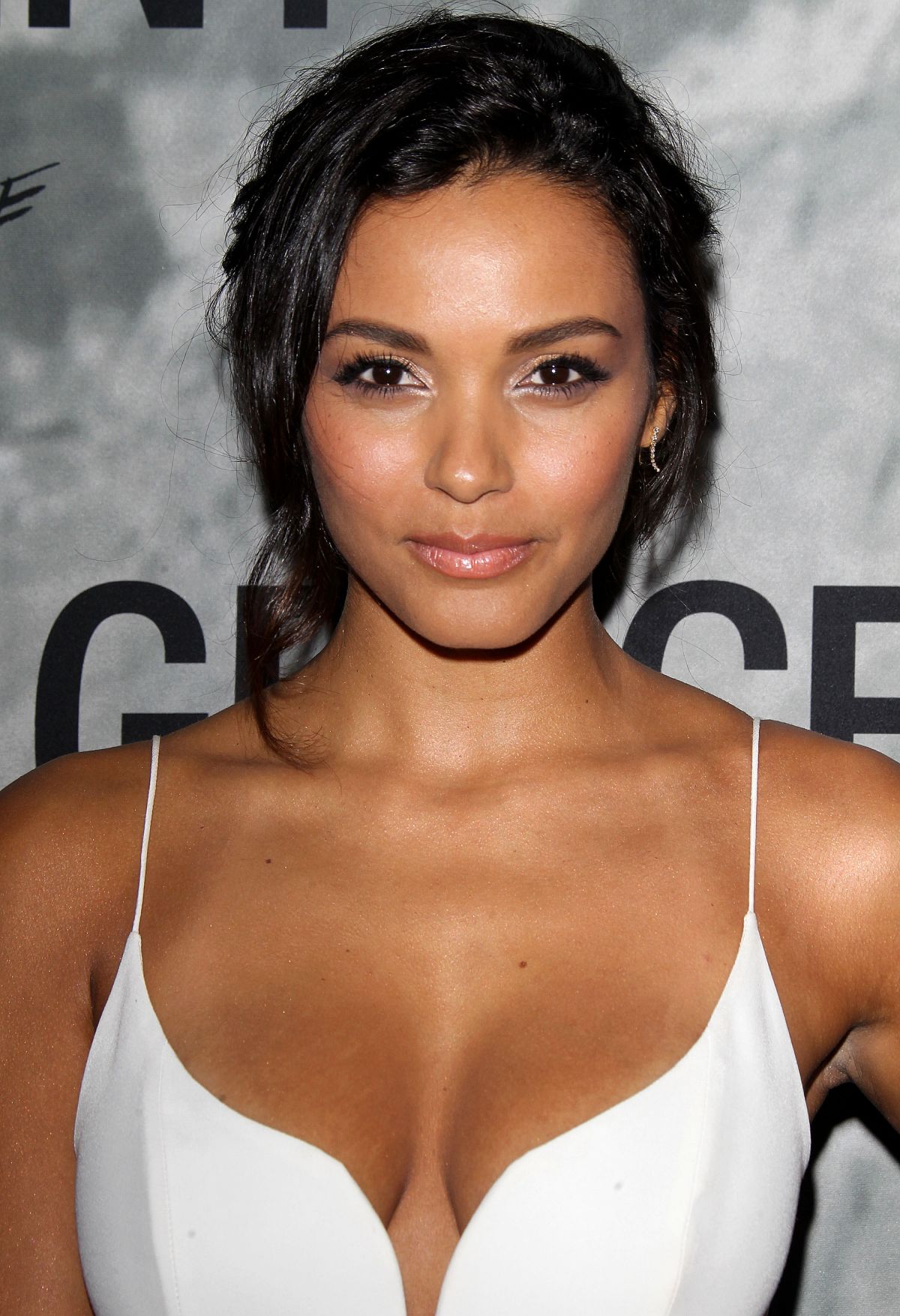 SERIES A GO GO  - Página 32 Jessica-lucas-at-gracepoint-screening-in-los-angeles_1