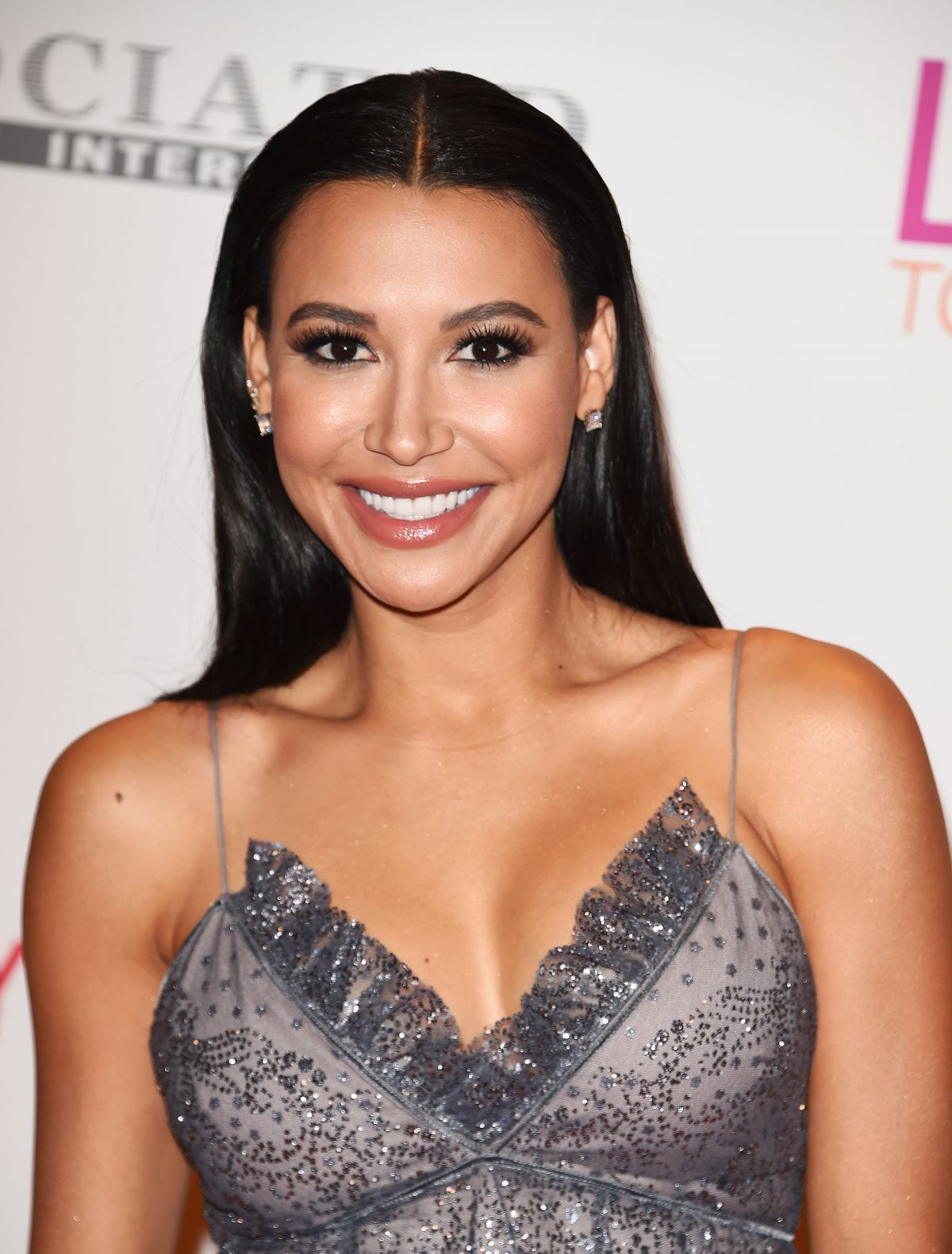 ¿Cuánto mide Naya Rivera? Naya-rivera-at-24th-annual-race-to-erase-ms-gala-in-beverly-hills-05-05-2017_7