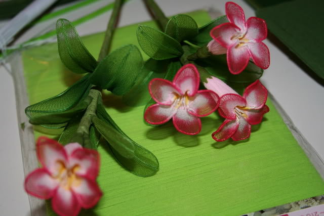 شرح مصور لصناعة الورود بالجورب - اصنعى بالجوارب الشفافة تحفة فنيه 20930hayah