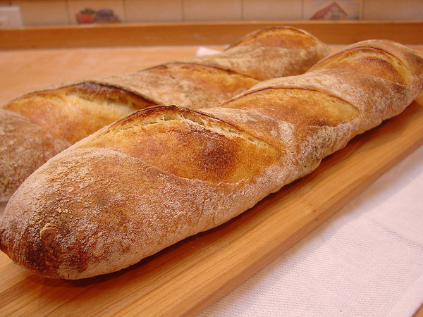 الخبز بالنقانق الخبز بالنقانق . رغيف خبز فرنسي مقطع شرحات (دوائر). 173245