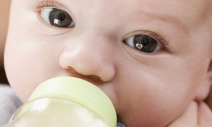 حليب الأم يحسن تطور الطفل الذهني 34babymilk_1-300x180