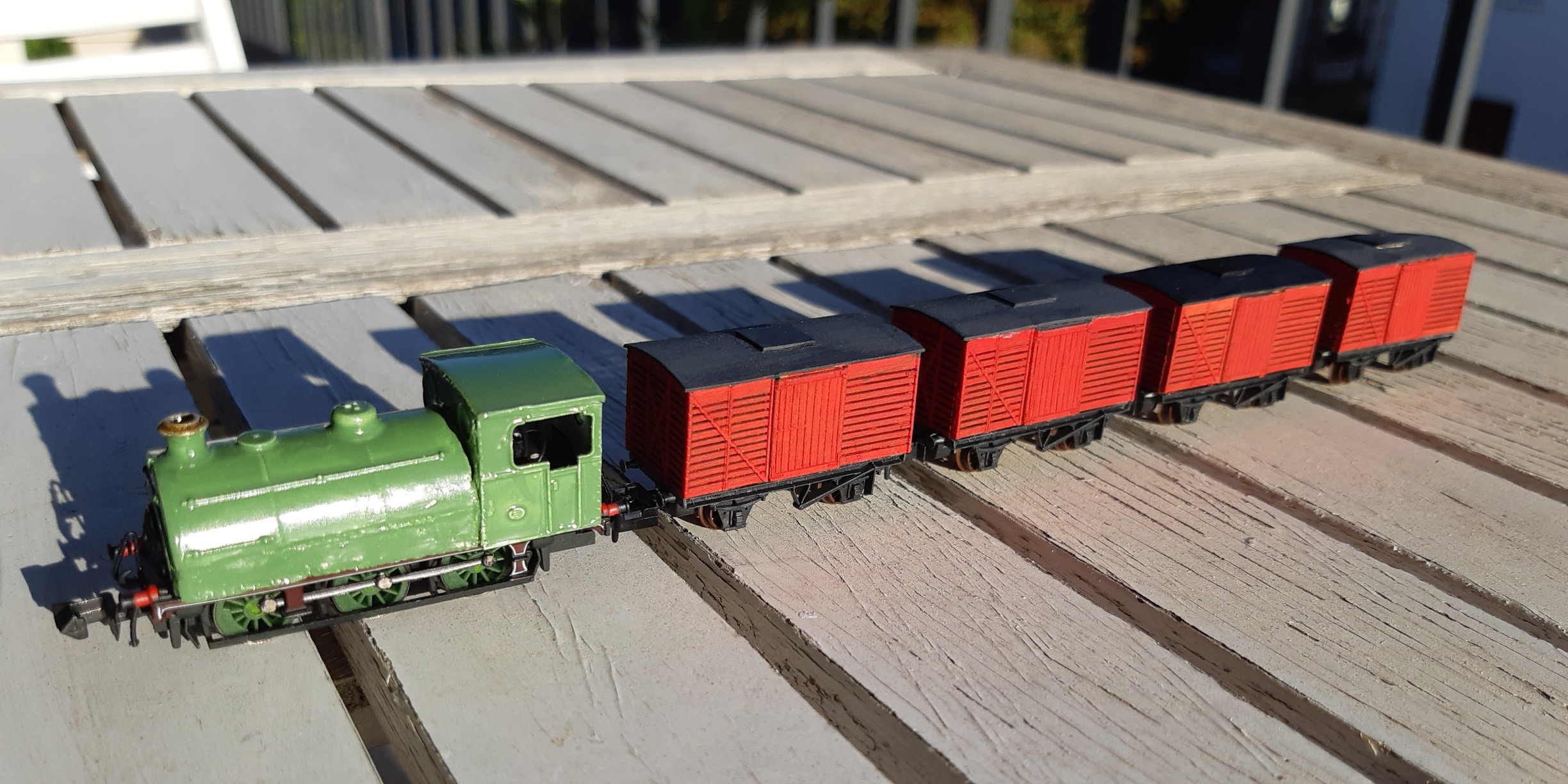 N Peco NL-6 GWR 0-6-0ST + 4 vans