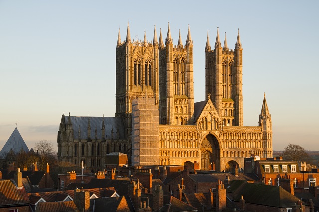 TABLEAUX DES INSTITUTIONS ET DES MOEURS DE L`ÉGLISE AU MOYEN-ÂGE - Frederic Hurter – traduit de l`allemand  Lincoln-Cathedral-at-dusk-640px