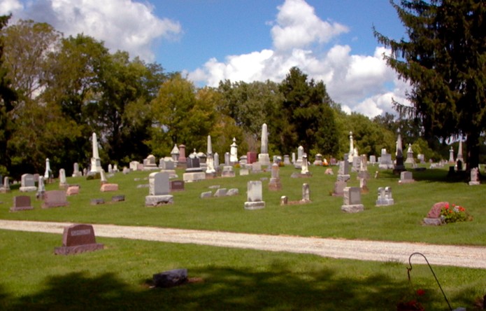 Алеите между гробовете Cemetery200405