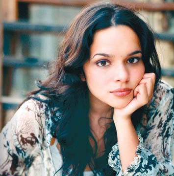 ABC sorrendben: együttesek, énekesek - képes játék - Page 4 Norah_jones