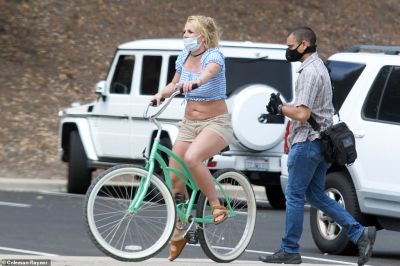 Britney Spears >> preparando nuevo álbum - Página 45 Normal_29764624-8436027-image-a-6_1592502491253