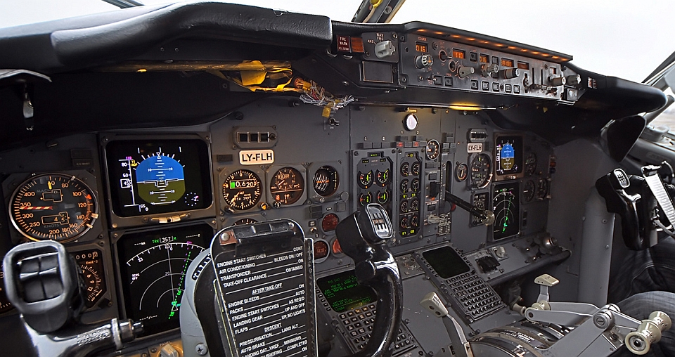 Boeing 737 ( avión de reacción de pasajeros de fuselaje estrecho de corto a medio alcance USA ) LH01