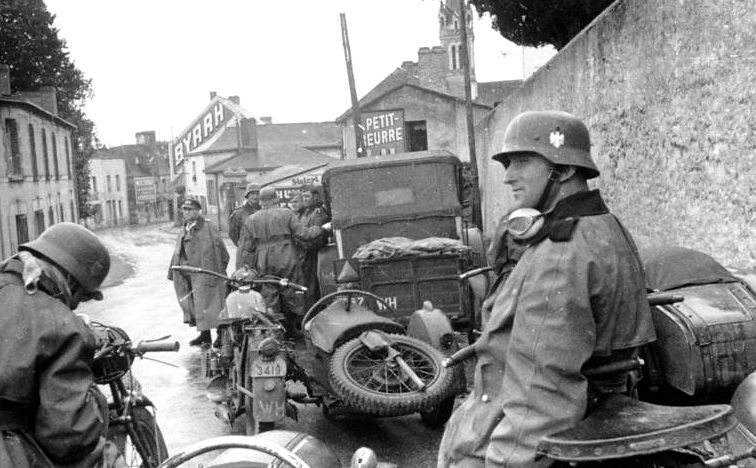 Mercenaires - Horreur contemporaine - Page 2 Bundesarchiv_Bild_101I-057-1669-15_Frankreich_Kradfahrer_bei_Rast_in_Ortschaft-L