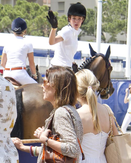 Carlota Casiraghi, acompañada por la princesa Carolina, participa en el Concurso de Saltos de Montecarlo Hipica-carlota2-z