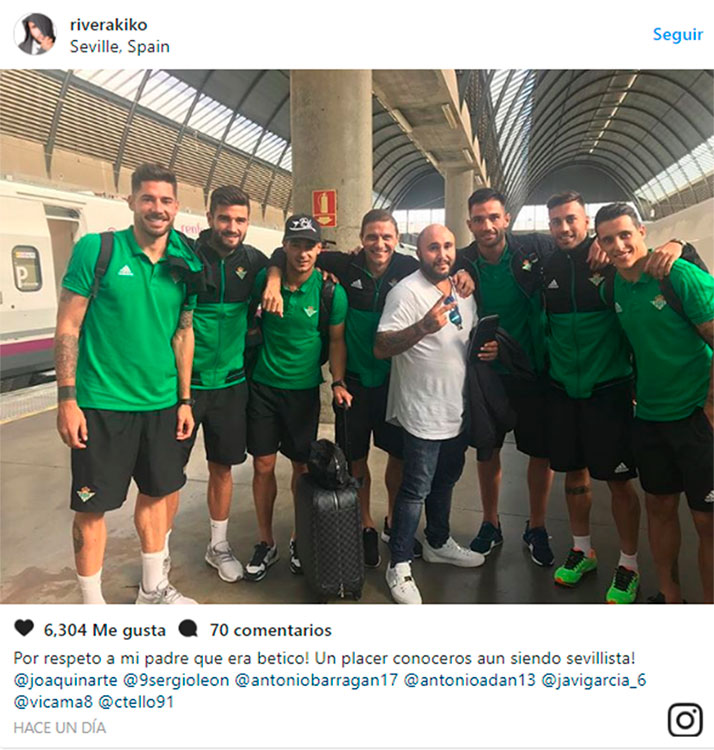 ¿Cuánto mide Kiko Rivera? - Estatura y peso Kiko%20posando%20con%20el%20betis-z