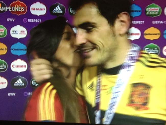 Partido de futbol de la fase final de la “UEFA EURO 2012” - Página 5 Sara-iker-beso1--a