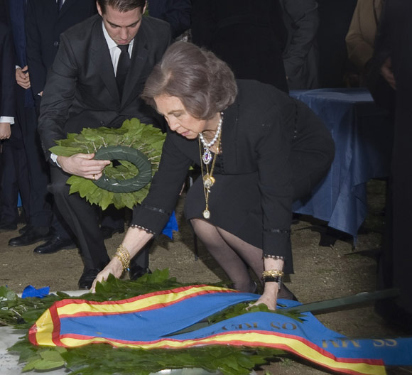 LA FAMILIA REAL ASISTE A HOMENAJE AL REY PABLO I EN GRECIA - Página 2 Cementerio9-a