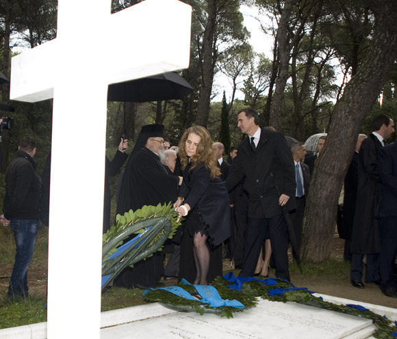 LA FAMILIA REAL ASISTE A HOMENAJE AL REY PABLO I EN GRECIA - Página 2 Infanta-elena--a